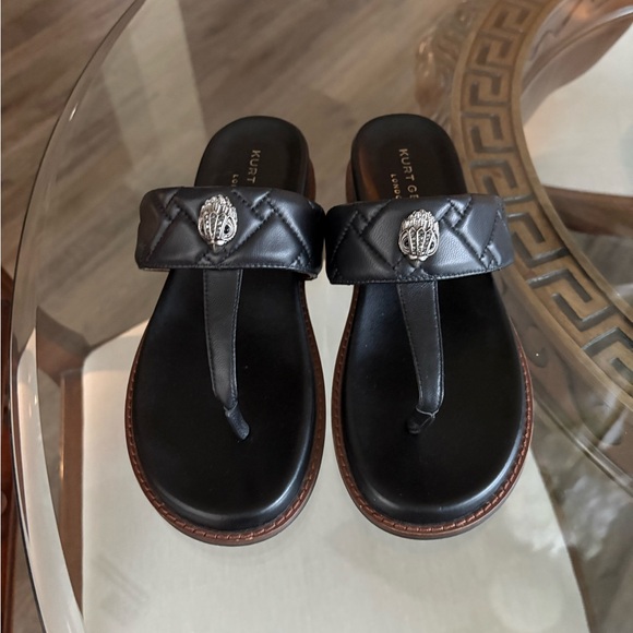 🖤🖤KURT GEIGER KENSINGTON T-BAR CHUNKY BLACK LEATHER SANDALS! 🖤🖤 - Picture 2 of 6